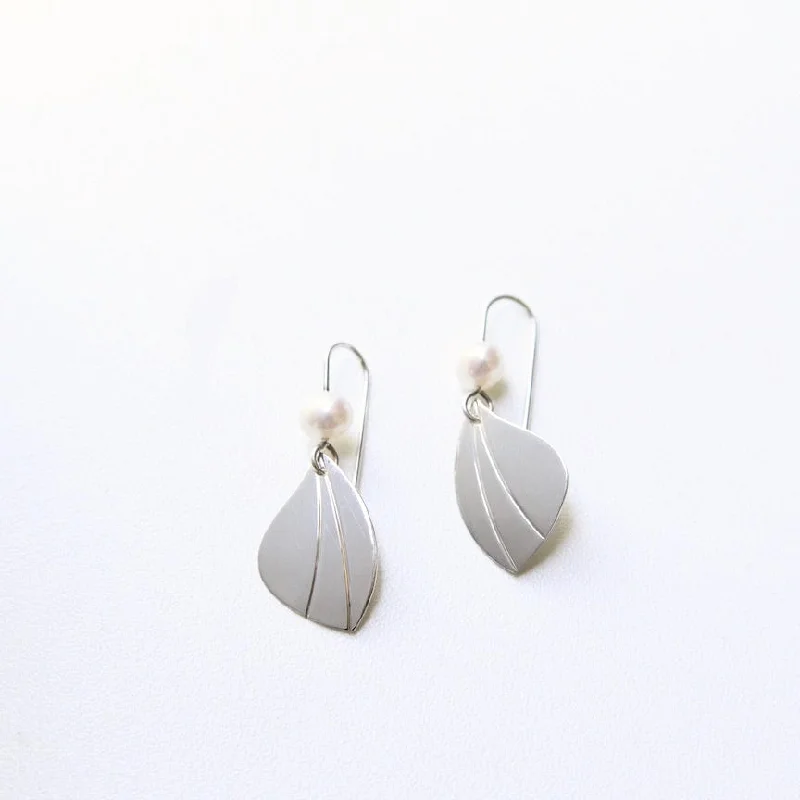 Women’s art deco earrings-Leaf Drop With Pearl Earrings