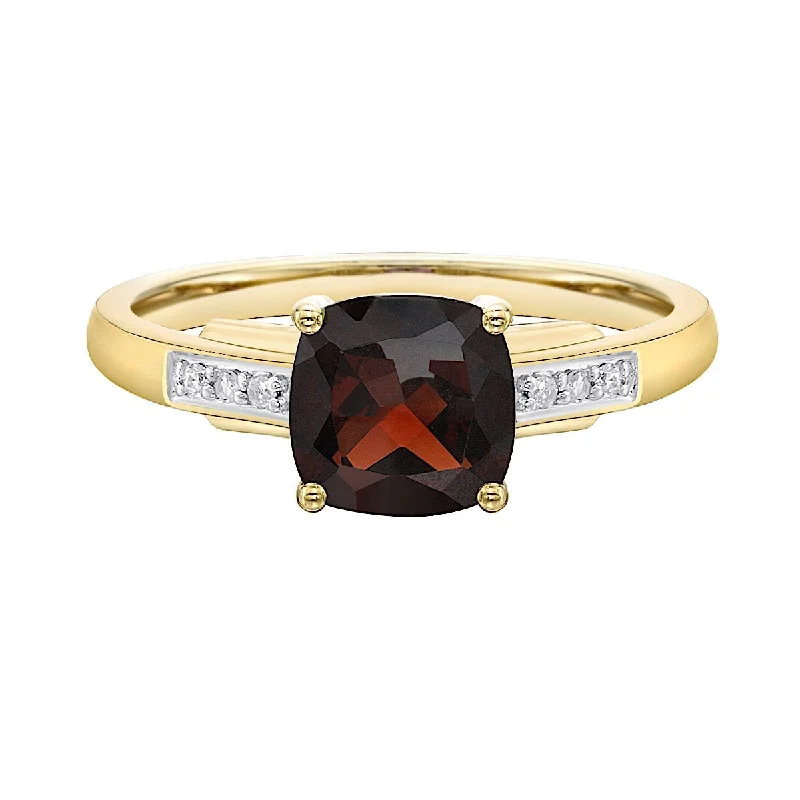 Women’s three-stone ring-10kt Yellow Gold Garnet And Diamond Channel Ring